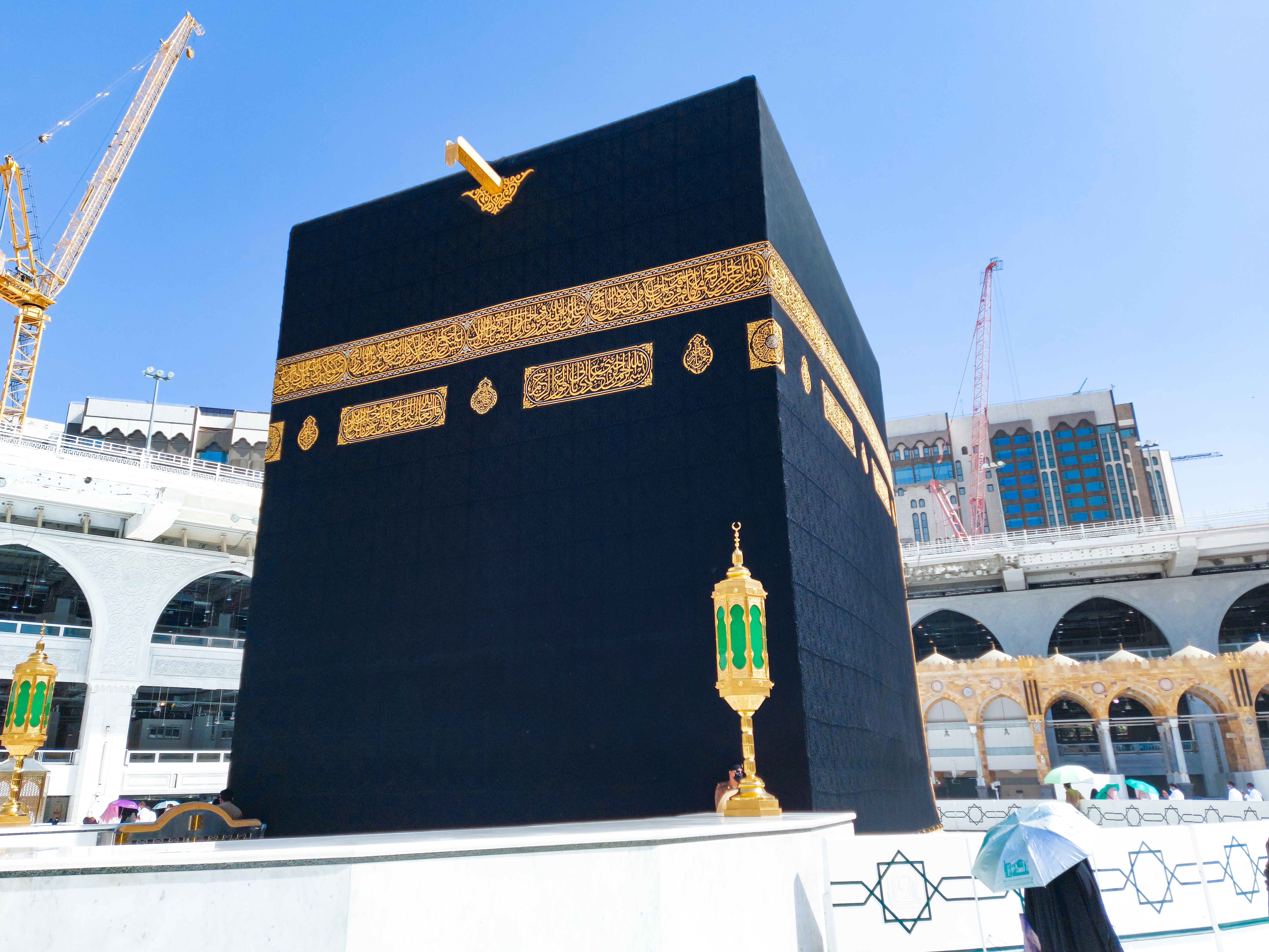Fags 1 pilgrims in kaaba in macca al haram umrah socially distanced coronavirus restrictions face mask